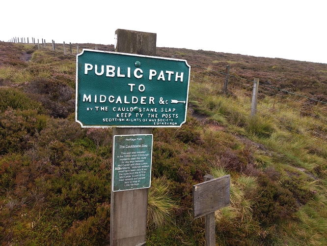 Drovers Road junction sign below East Cairn Hill SS-282