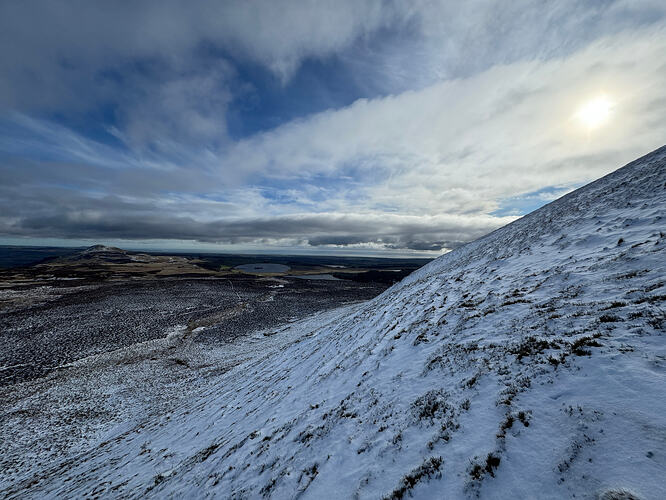 The steep snowy slopes on the eastern side of West Lomond