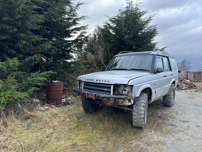 Derelict looking Land Rover Discovery at Stuckenduff Farm