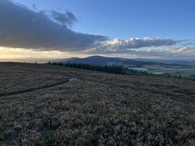 GM/ES-068 Craiglich with views towards GM/ES-047 Pressendye