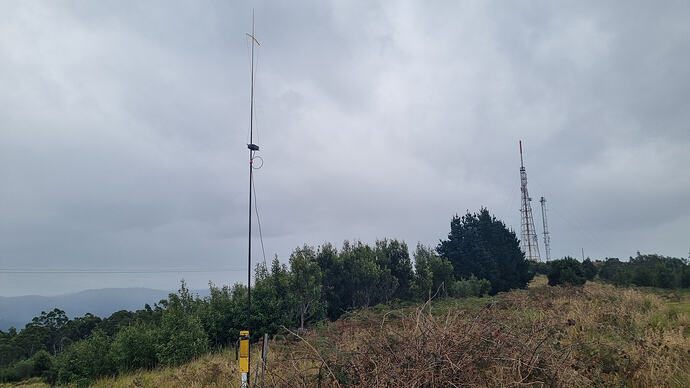Hourglass antenna and a TV broadcast tower