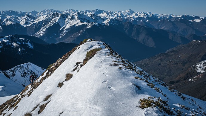 The summit with a view of barns and Pic du Midi de Biorgore.