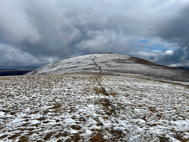 Sprinkling of snow on the final ascent to Dearg.