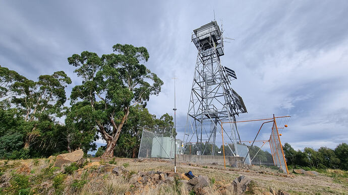Mt Despair operating position with 6m pole wedged in the rocks.