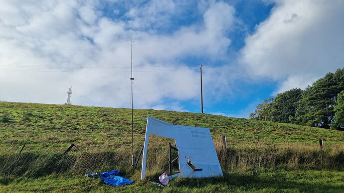 Hourglass antenna and operating position at Pretty Sally
