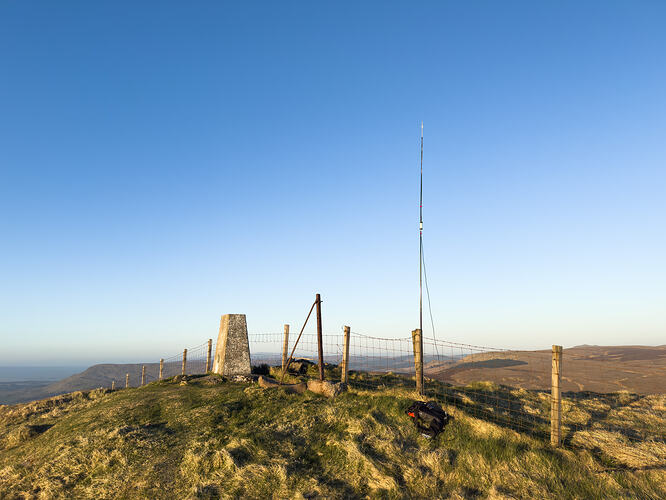 Slim G antenna attached to the fence by the summit