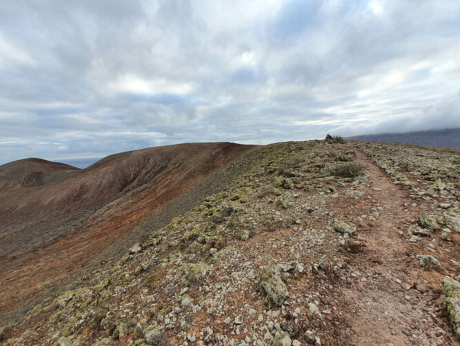 Agujas Grandes - path along crest of caldera