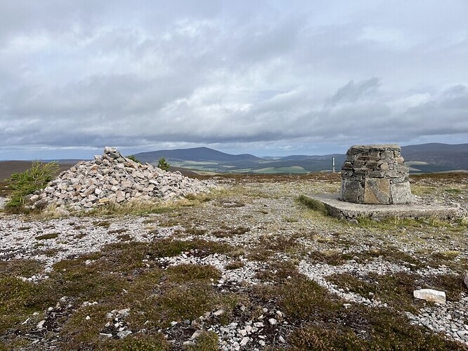 Carn Daimh cairn and topscope