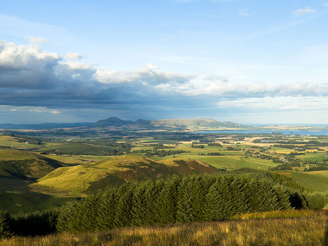 Weather forming over the Lomond Hills to the east